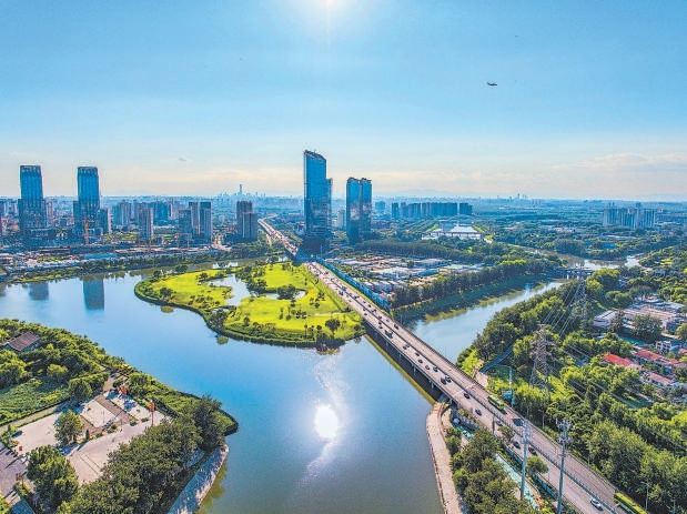 千年運河畔崛起“活力之城”。圖為航拍副中心運河商務(wù)區(qū)。