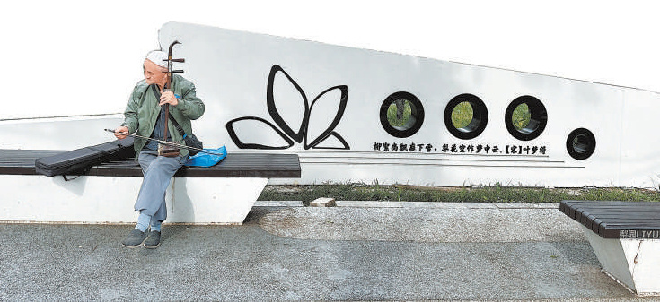 由鎮(zhèn)園藝師參與改造的云景東路微花園成了居民休閑遛彎的新去處。