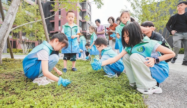 社區(qū)（村）級(jí)園藝師組建“小林長(zhǎng)”隊(duì)伍，帶動(dòng)孩子們參與家門口的生態(tài)建設(shè)。圖為“運(yùn)河小河長(zhǎng)”在開展生態(tài)環(huán)境保護(hù)活動(dòng)。