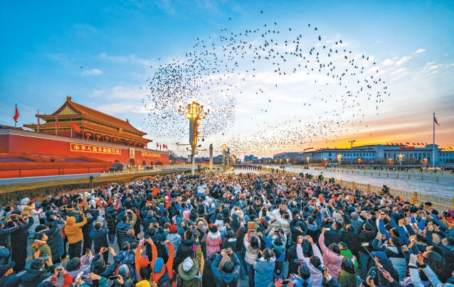 2025新年第一天，市民游客齊聚天安門廣場，共同見證五星紅旗冉冉升起。
