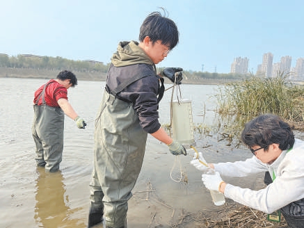 學(xué)生們相互配合收集水樣。