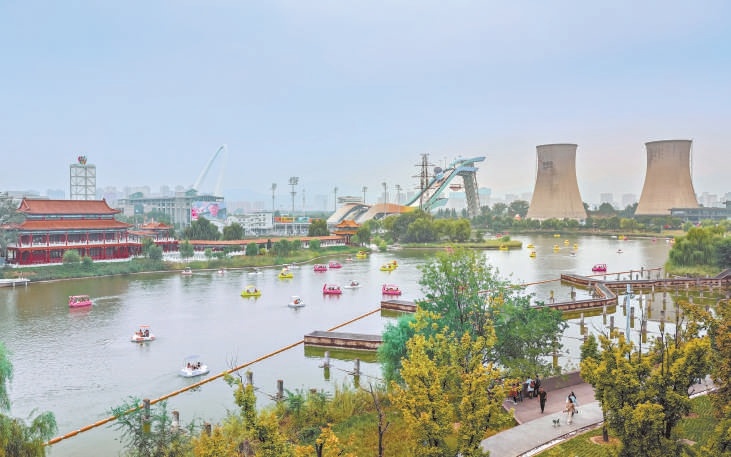 2025年國慶中秋假期，首鋼園成為球迷游客歡樂的海洋，WTT中國大滿貫賽帶火了周邊的賽事經(jīng)濟和文旅熱潮，群明湖上游船游弋，洋溢著秋日的愜意。