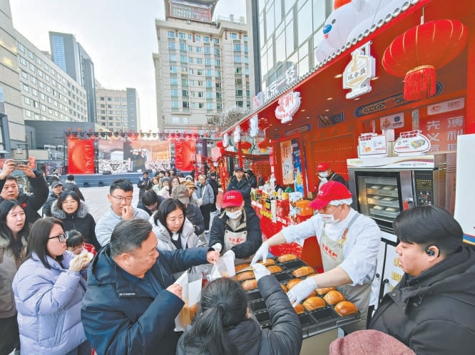 義利展臺的現(xiàn)烤面包一爐34個，短短三五分鐘就被搶購一空。