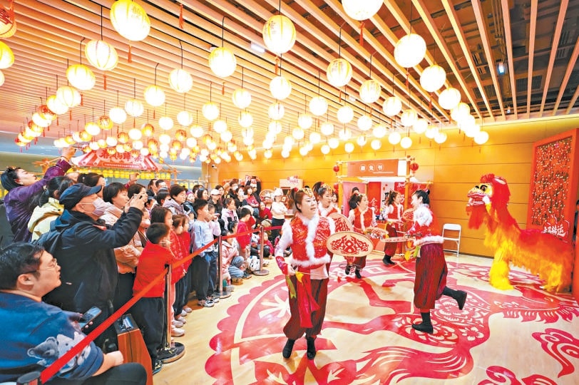 北京城市圖書館開設(shè)“春風(fēng)馬蹄·集”春節(jié)非遺市集，人氣火爆。