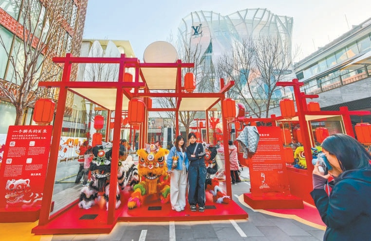 三里屯太古里商圈推出“獅王入京”主題展，吸引眾多市民游客前來觀賞拍照。