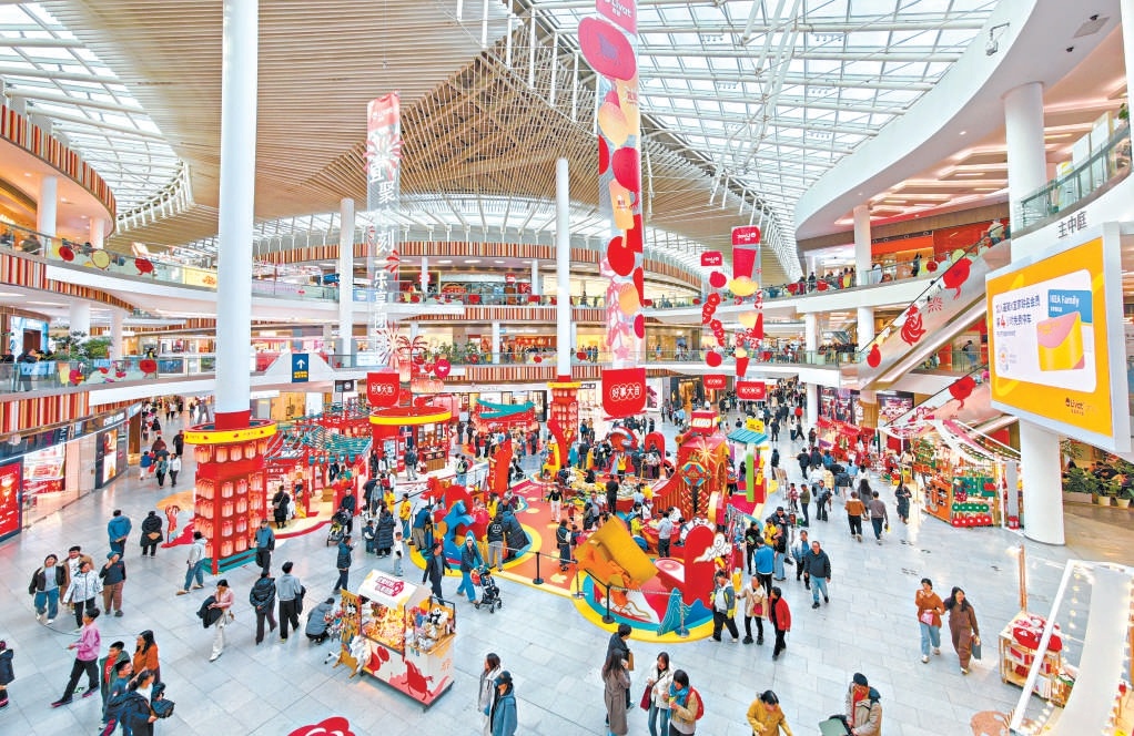 在西紅門薈聚購物中心，紅火喜慶的中庭迎接八方來客。