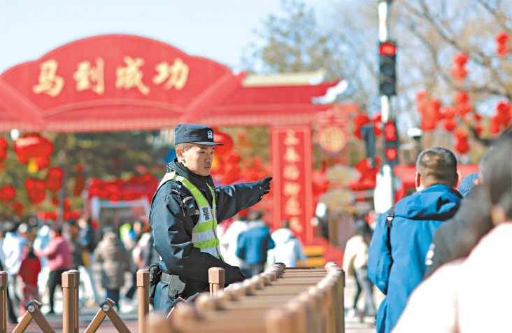 北京警方“一點一策”動態(tài)調(diào)整疏導(dǎo)措施和警力部署，全力護(hù)航平安祥和的新春佳節(jié)。