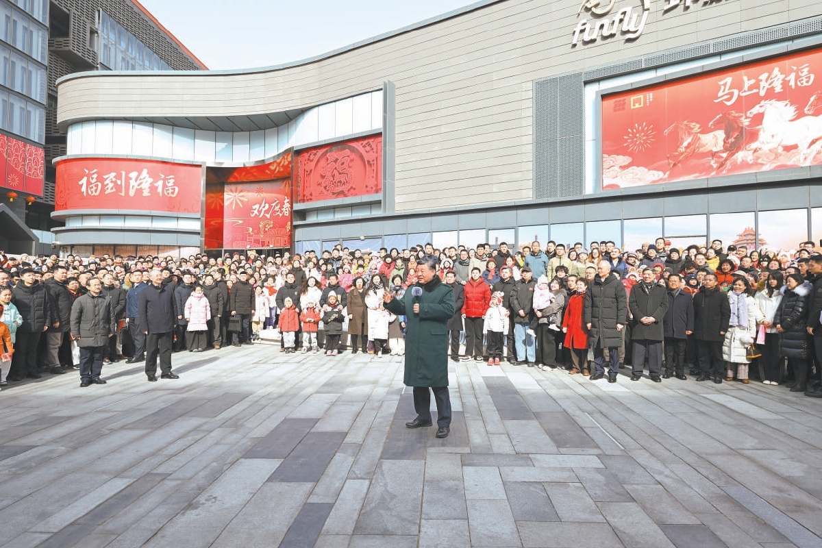 2月9日至10日，中共中央總書記、國家主席、中央軍委主席習(xí)近平在北京考察并看望慰問基層干部群眾。這是10日上午，習(xí)近平在東城區(qū)隆福寺街區(qū)考察時，向全國各族人民和香港同胞、澳門同胞、臺灣同胞、海外僑胞致以美好的新春祝福。