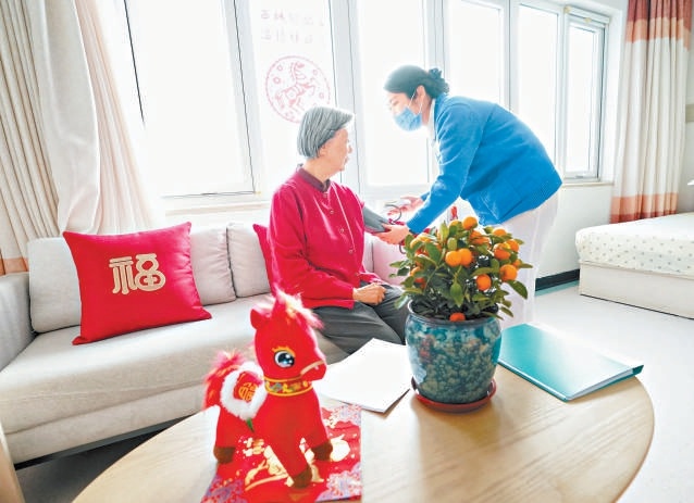 在銀齡老年公寓，工作人員正在為老人進(jìn)行健康監(jiān)測(cè)和日常巡診。