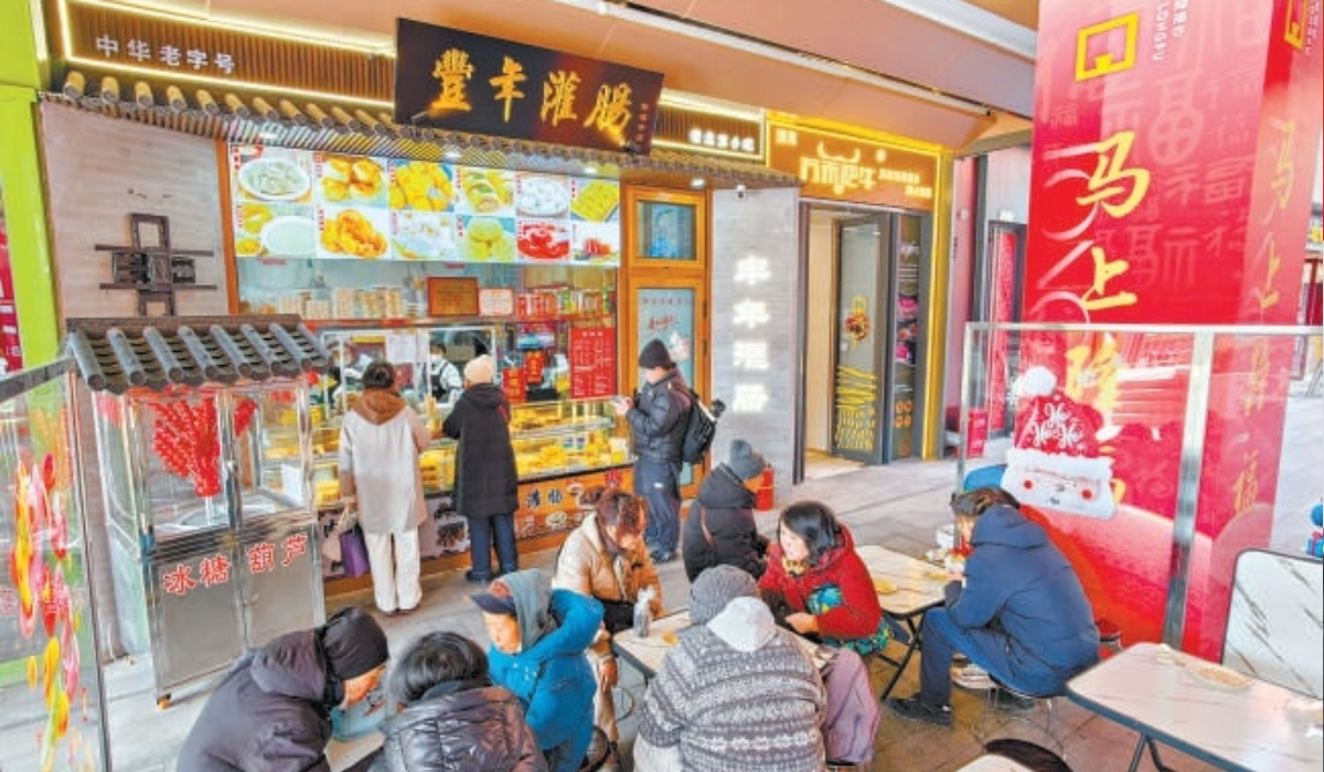 在隆福寺豐年灌腸店鋪，市民游客品嘗北京特色小吃