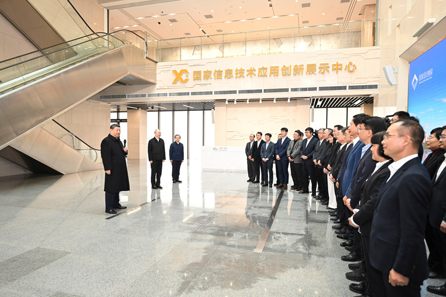 2月9日至10日，中共中央總書記、國家主席、中央軍委主席習近平在北京考察并看望慰問基層干部群眾。這是9日上午，習近平在位于北京亦莊的國家信創(chuàng)園考察時，同科研人員和科技企業(yè)負責人代表交流。