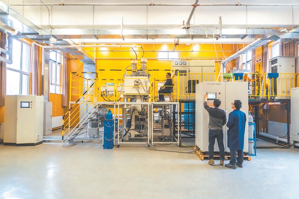 在北京理工大學(xué)唐山研究院新型多元復(fù)雜特種合金實(shí)驗(yàn)室，科研人員正在操作400kW 級(jí)電子束冷床熔煉爐。