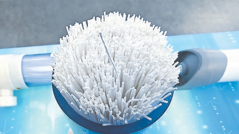 在天津工業(yè)大學(xué)滄州研究院，一家企業(yè)研發(fā)生產(chǎn)的高性能中空纖維分離膜。