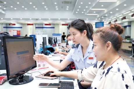 門頭溝區(qū)稅務(wù)局工作人員在辦稅服務(wù)廳幫助納稅人通過單位社保費(fèi)管理客戶端辦理跨省繳費(fèi)業(yè)務(wù)