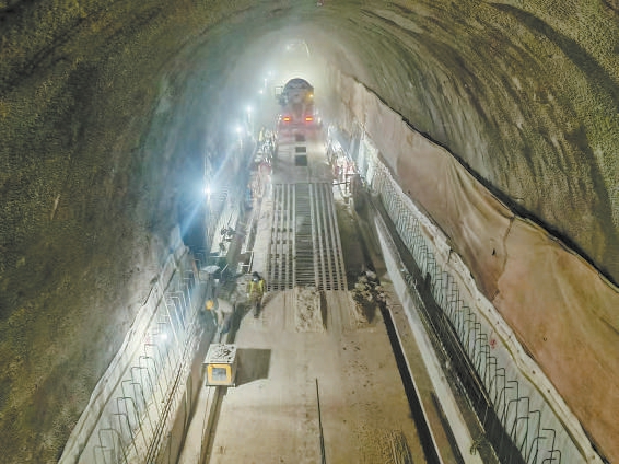 太錫鐵路荷包隧道外冰天雪地，但是智能溫控系統(tǒng)保證了工人在隧道內(nèi)溫暖作業(yè)。