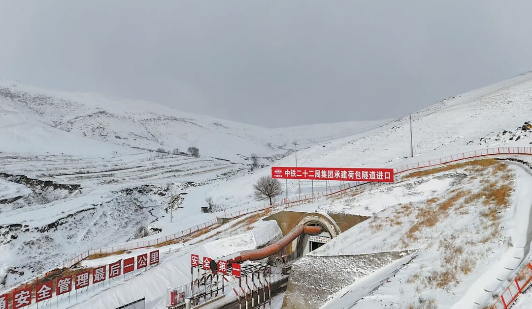 太錫鐵路荷包隧道外冰天雪地，但是智能溫控系統(tǒng)保證了工人在隧道內(nèi)溫暖作業(yè)。
