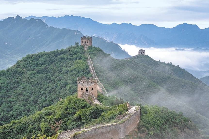 被綠樹籠罩的承德灤平金山嶺長(zhǎng)城。