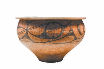 新石器時(shí)代深曲腹彩陶盆（復(fù)制品）。