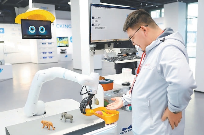 在雄安人工智能產(chǎn)業(yè)園展廳內(nèi)，具身智能“眼腦手”機(jī)器人正在演示。