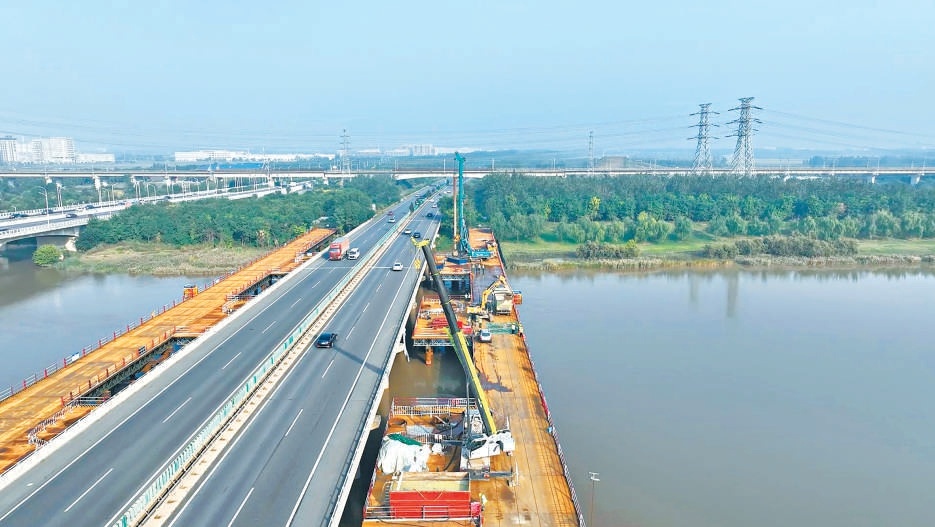 京津塘高速公路改擴(kuò)建工程施工正酣。