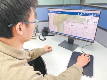 12月4日，工作人員通過(guò)華北地區(qū)地下水超采綜合治理信息管理系統(tǒng)監(jiān)測(cè)地下水治理情況。
