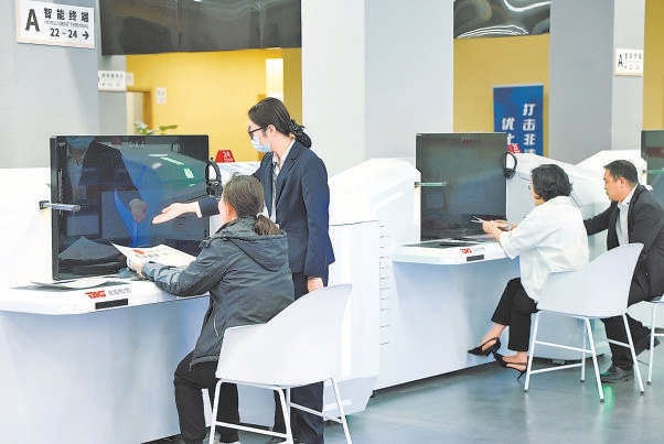 通過智能政務終端，辦事人可在十分鐘內(nèi)辦結(jié)大多數(shù)事項。