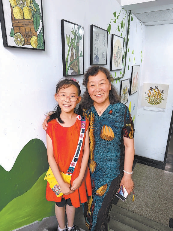 于沐晗和姥姥一起巡查樓門。