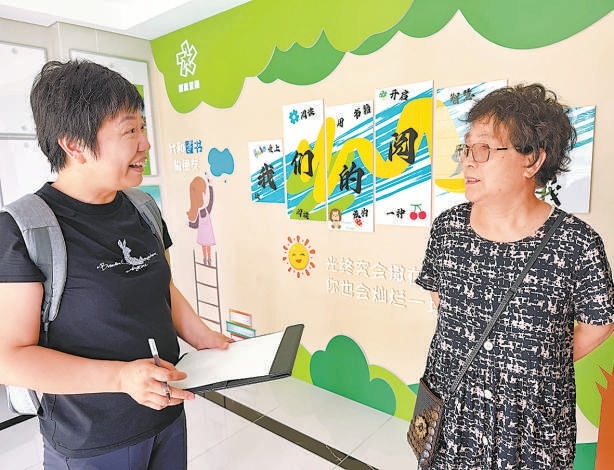 于偉娜（左）在社區(qū)內(nèi)走訪。