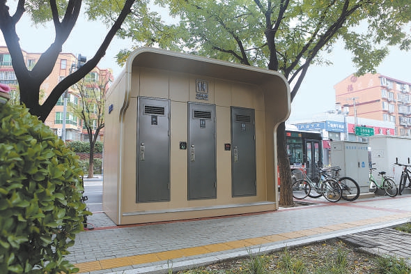 副中心首批采用“智能微水沖”新技術(shù)的試點(diǎn)公廁率先投入使用。