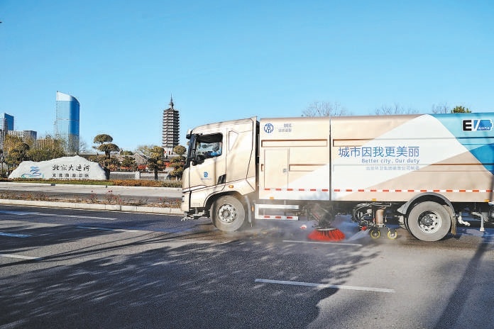 11月17日，城市副中心三廟一塔景區(qū)外，環(huán)衛(wèi)車清理街道。