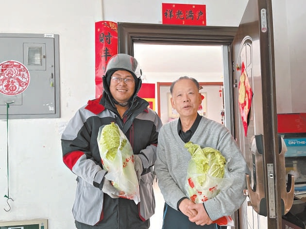 “玉見騎士”上門送愛心蔬菜。