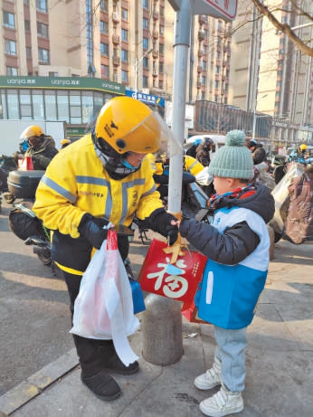 “北苑寶貝”為外賣騎手送福袋。