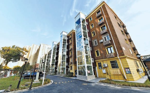 中倉(cāng)街道北小園小區(qū)加裝電梯。