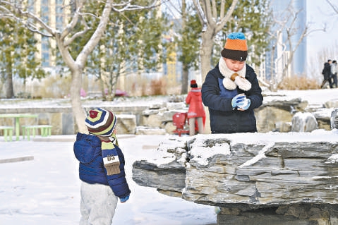 西海子公園南區(qū)拆除圍欄，市民逛公園更加便利。