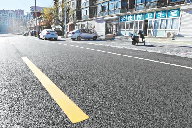 駕校中路改造完成后，路面平整寬闊，開車走路安全又舒心。