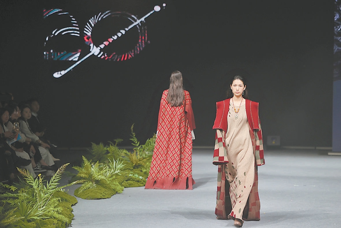 北服本科生畢業(yè)作品展開幕式上的時(shí)裝秀。