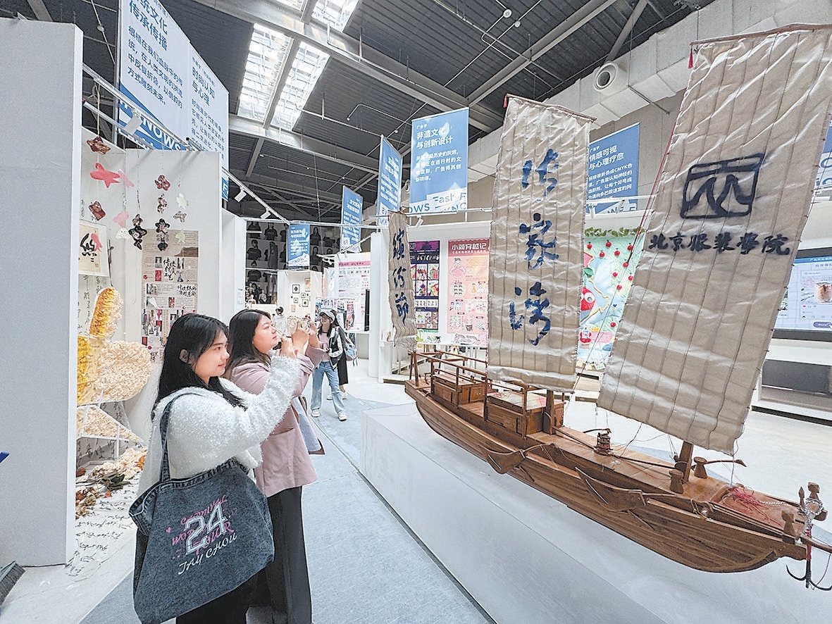 武若晗制作的漕運(yùn)駁船，吸引不少參觀者拍攝。