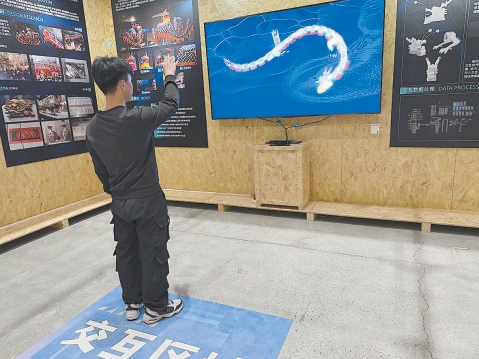 李家慶讓古老的運(yùn)河龍燈實(shí)現(xiàn)“數(shù)字化交互”。