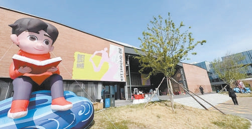 北服畢業(yè)展為國(guó)際設(shè)計(jì)周永久會(huì)址增添了藝術(shù)氣息。