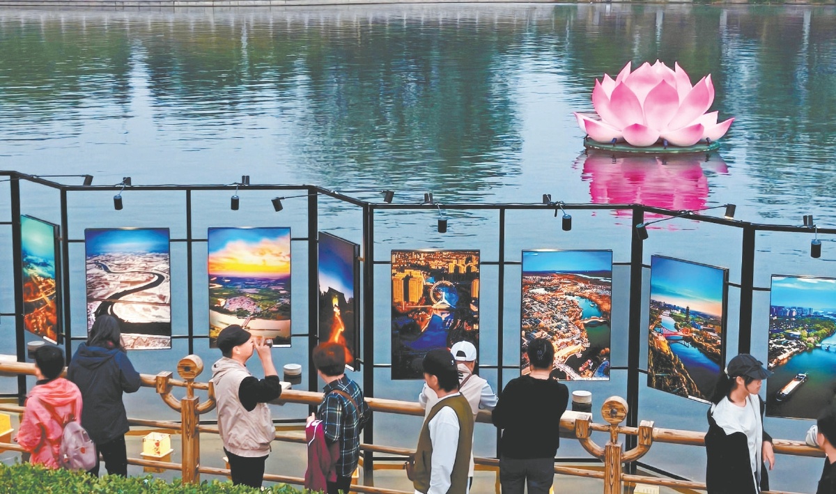 大光樓碼頭旁的《“橋”見北京》水上專題攝影展，向觀眾呈現(xiàn)大運河的光影與生活氣息。