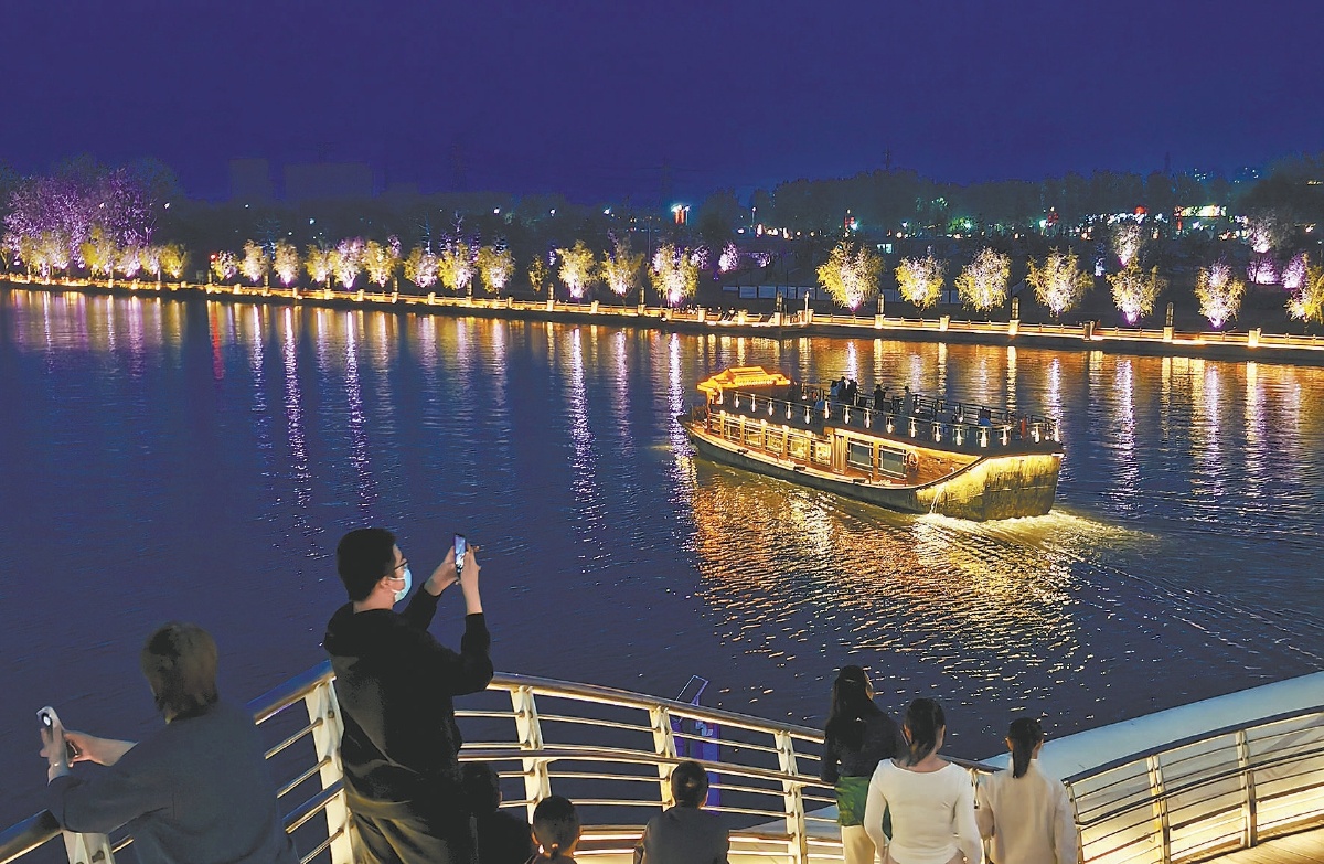 在大光樓碼頭上演的大運長歌光影秀現(xiàn)場，游客化身“歷史追光者”，在光影交織中感受副中心的迷人夜色。