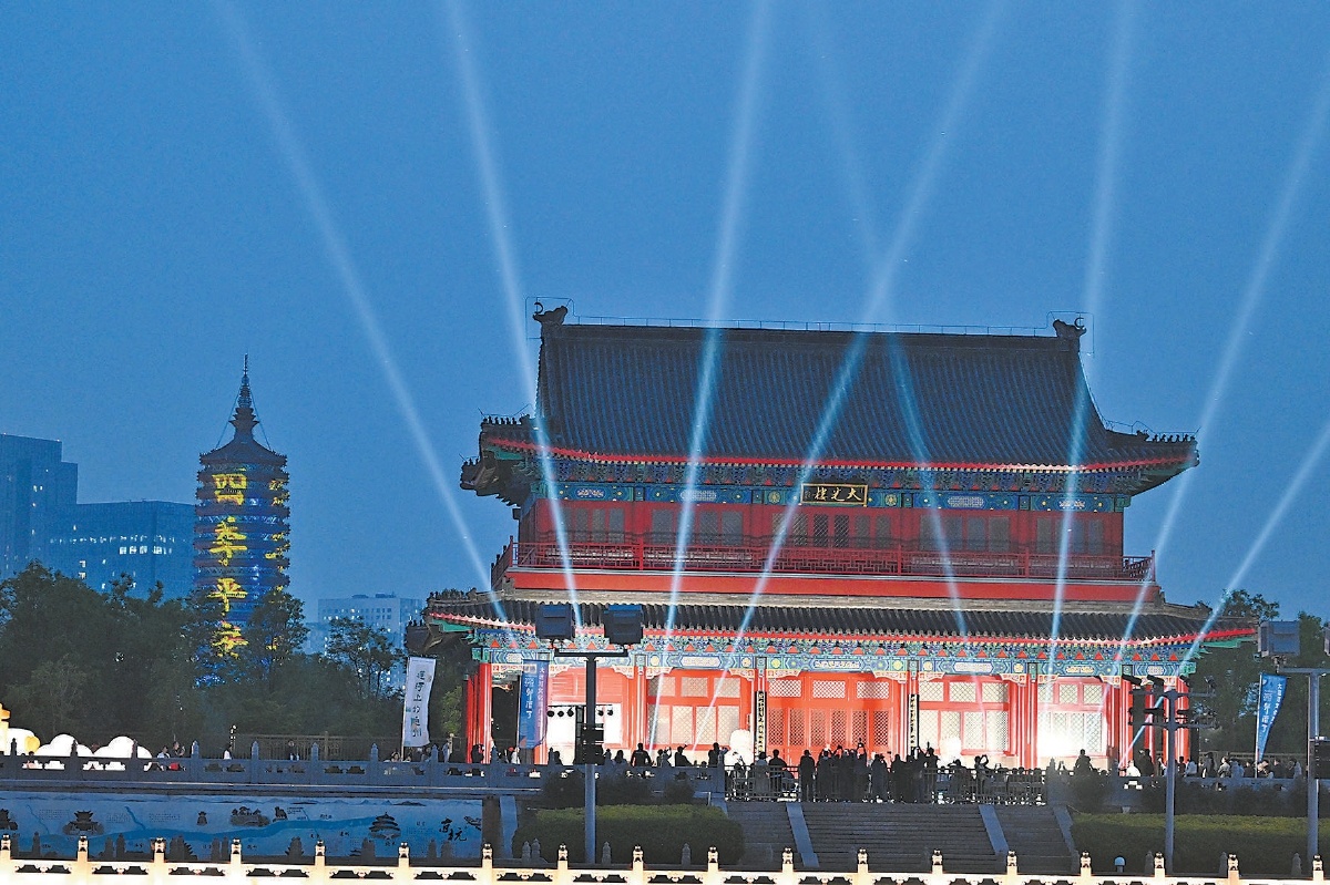 4月26日晚，大光樓碼頭上演大運長歌光影秀，大光樓、燃燈塔等節(jié)點一派曼妙美景。