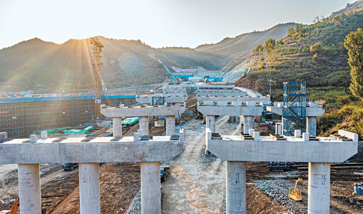 黑龍關(guān)2號(hào)隧道外，一座座橋梁高墩已經(jīng)拔地而起。