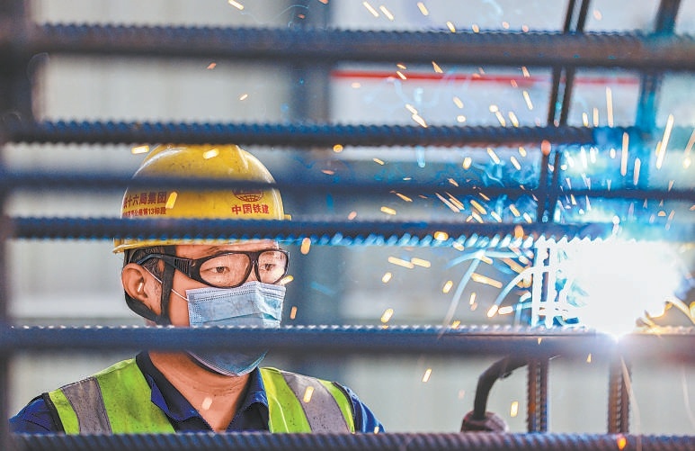 工人在進(jìn)行鋼筋籠焊接。