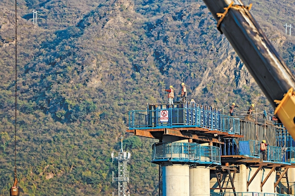 項(xiàng)目的每一次推進(jìn)都是對(duì)建設(shè)者技術(shù)與毅力的考驗(yàn)。