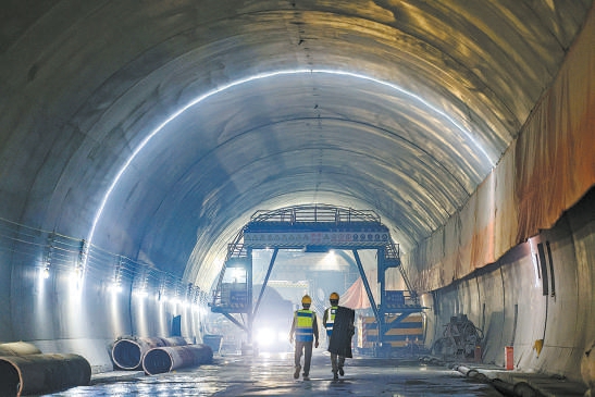 牛角胡隧道已突破1000米掘進(jìn)大關(guān)，建設(shè)者實(shí)行“兩班倒”，24小時(shí)不停工，高質(zhì)量推進(jìn)建設(shè)。