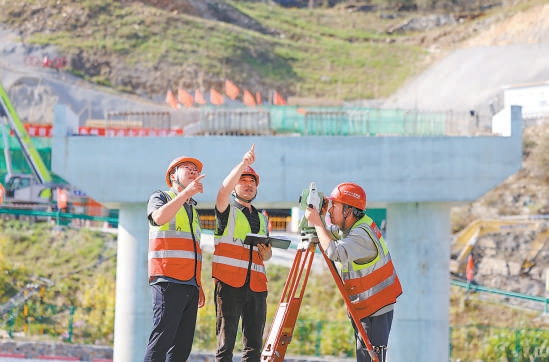 施工人員進(jìn)行嚴(yán)格細(xì)致的測(cè)量。