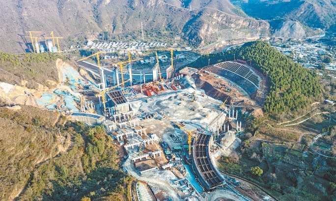 佛子莊互通立交包含1個(gè)全線唯一的服務(wù)區(qū)，因?yàn)榻ㄔ谏綔侠?，需填土?0萬(wàn)立方米，最高填高34米。