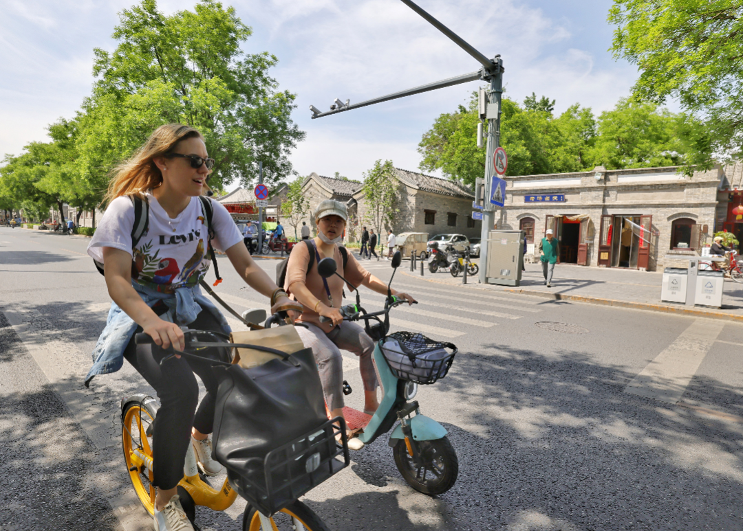 東城區(qū)崇雍大街實(shí)現(xiàn)“多桿合一”