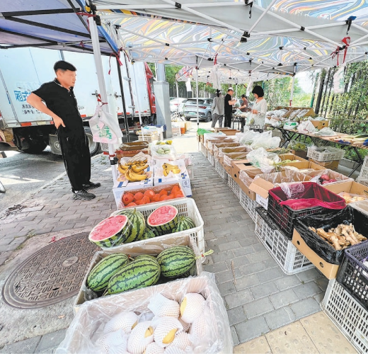 回應(yīng)市民訴求 對(duì)占道經(jīng)營不再“一轟了之” 14處高發(fā)點(diǎn)位將“織補(bǔ)”便民商業(yè)設(shè)施